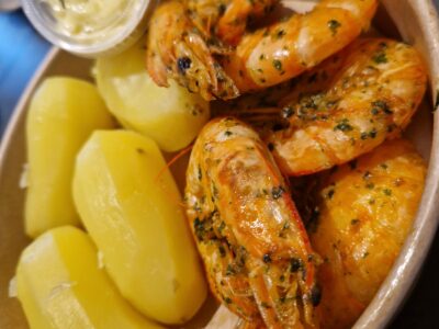 Gambas persillées, aïoli maison et pommes de terre vapeur